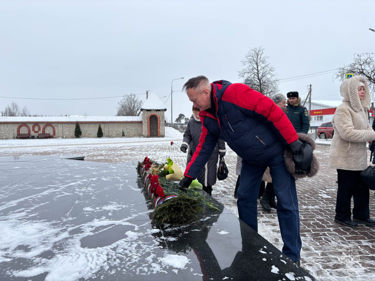 Сотрудники и ветераны чрезвычайного ведомства почтили память героев-десантников Сотрудники и ветераны чрезвычайного ведомства почтили память героев-десантников