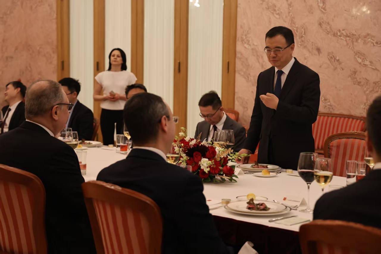 12 февраля в преддверии Нового года по лунному календарю в Посольстве состоялась дружеская встреча российских дипломатов во главе с Послом в Китае Игорем Моргуловым с коллегами-русистами Министерства иностранных дел КНР —... 12 февраля в преддверии Нового года по лунному календарю в Посольстве состоялась дружеская встреча российских дипломатов во главе с Послом в Китае Игорем Моргуловым с коллегами-русистами Министерства иностранных дел КНР —...