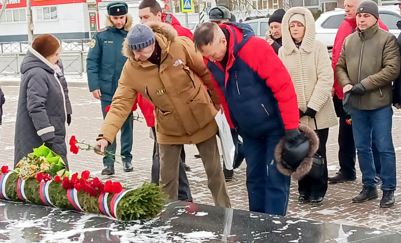 Сотрудники и ветераны чрезвычайного ведомства почтили память героев-десантников Сотрудники и ветераны чрезвычайного ведомства почтили память героев-десантников