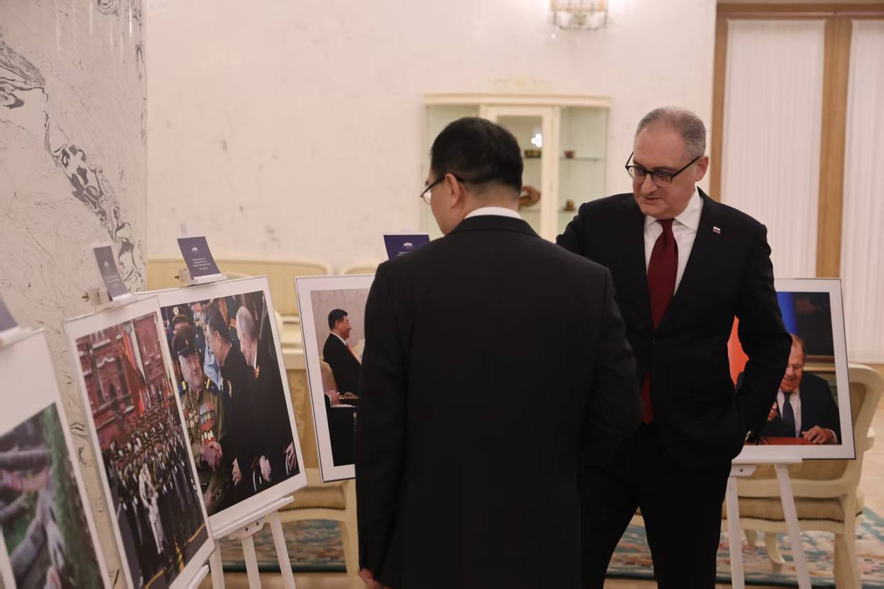 12 февраля в преддверии Нового года по лунному календарю в Посольстве состоялась дружеская встреча российских дипломатов во главе с Послом в Китае Игорем Моргуловым с коллегами-русистами Министерства иностранных дел КНР —... 12 февраля в преддверии Нового года по лунному календарю в Посольстве состоялась дружеская встреча российских дипломатов во главе с Послом в Китае Игорем Моргуловым с коллегами-русистами Министерства иностранных дел КНР —...