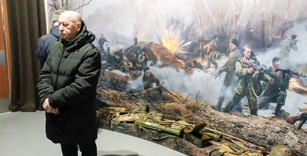 Сотрудники и ветераны чрезвычайного ведомства почтили память героев-десантников Сотрудники и ветераны чрезвычайного ведомства почтили память героев-десантников