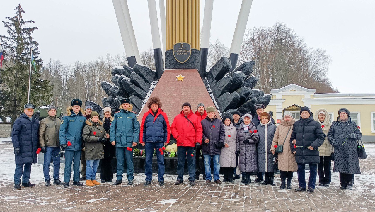 Сотрудники и ветераны чрезвычайного ведомства почтили память героев-десантников Сотрудники и ветераны чрезвычайного ведомства почтили память героев-десантников
