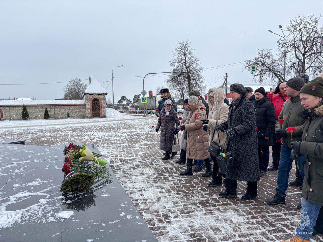 Сотрудники и ветераны чрезвычайного ведомства почтили память героев-десантников