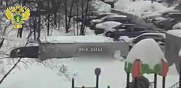 Два мальчика 2016 года рождения упали с высоты, забравшись на нежилую постройку в столичном районе Солнцево