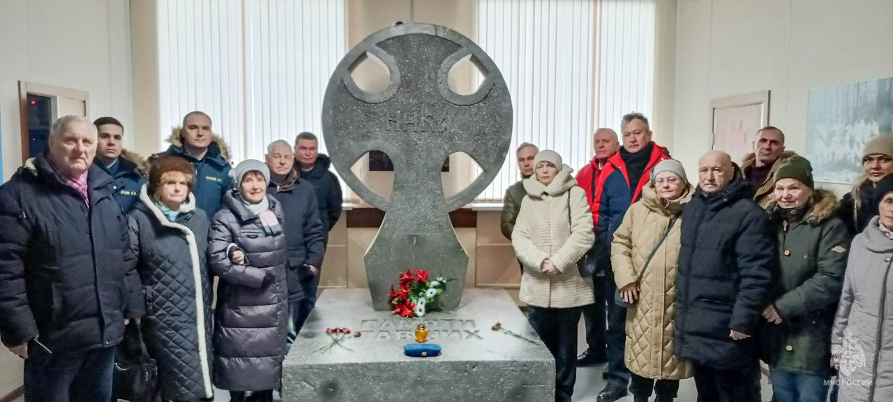 Сотрудники и ветераны чрезвычайного ведомства почтили память героев-десантников Сотрудники и ветераны чрезвычайного ведомства почтили память героев-десантников