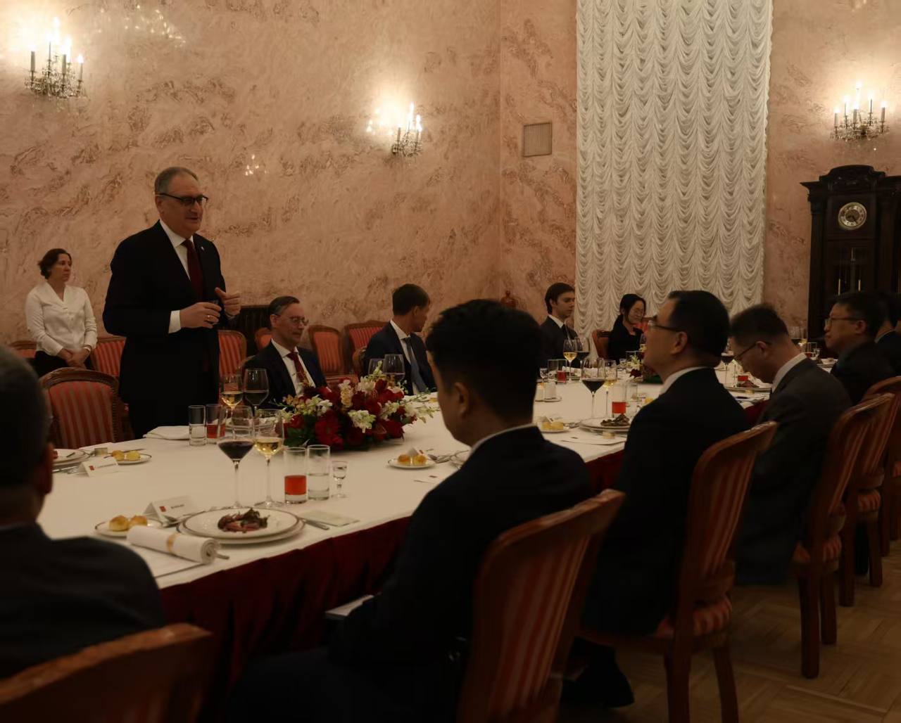 12 февраля в преддверии Нового года по лунному календарю в Посольстве состоялась дружеская встреча российских дипломатов во главе с Послом в Китае Игорем Моргуловым с коллегами-русистами Министерства иностранных дел КНР —... 12 февраля в преддверии Нового года по лунному календарю в Посольстве состоялась дружеская встреча российских дипломатов во главе с Послом в Китае Игорем Моргуловым с коллегами-русистами Министерства иностранных дел КНР —...