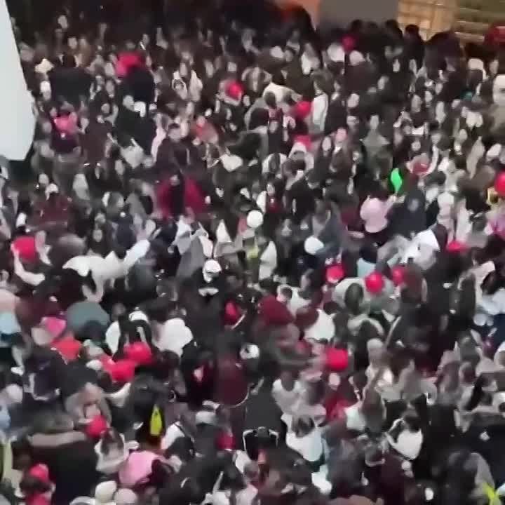 Уфимцы устроили давку в ТЦ во время раздачи подарков