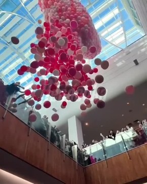 Давка за шары с подарками произошла в уфимском торговом центре во время акции ко Дню влюбленных В уфимском ТРЦ во время праздничной акции ко Дню всех влюбленных на посетителей сбросили воздушные шары, собранные в форме...