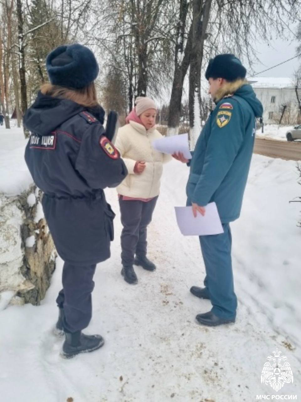 #Профилактика. Очередной профилактический рейд, направленный на предупреждение пожаров и снижение числа погибших на пожарах, проведен в населенных пунктах региона сотрудниками Главного управления МЧС России по Псковской... #Профилактика. Очередной профилактический рейд, направленный на предупреждение пожаров и снижение числа погибших на пожарах, проведен в населенных пунктах региона сотрудниками Главного управления МЧС России по Псковской...