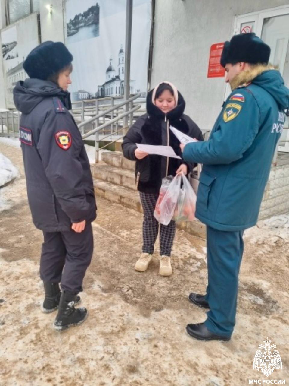 #Профилактика. Очередной профилактический рейд, направленный на предупреждение пожаров и снижение числа погибших на пожарах, проведен в населенных пунктах региона сотрудниками Главного управления МЧС России по Псковской... #Профилактика. Очередной профилактический рейд, направленный на предупреждение пожаров и снижение числа погибших на пожарах, проведен в населенных пунктах региона сотрудниками Главного управления МЧС России по Псковской...