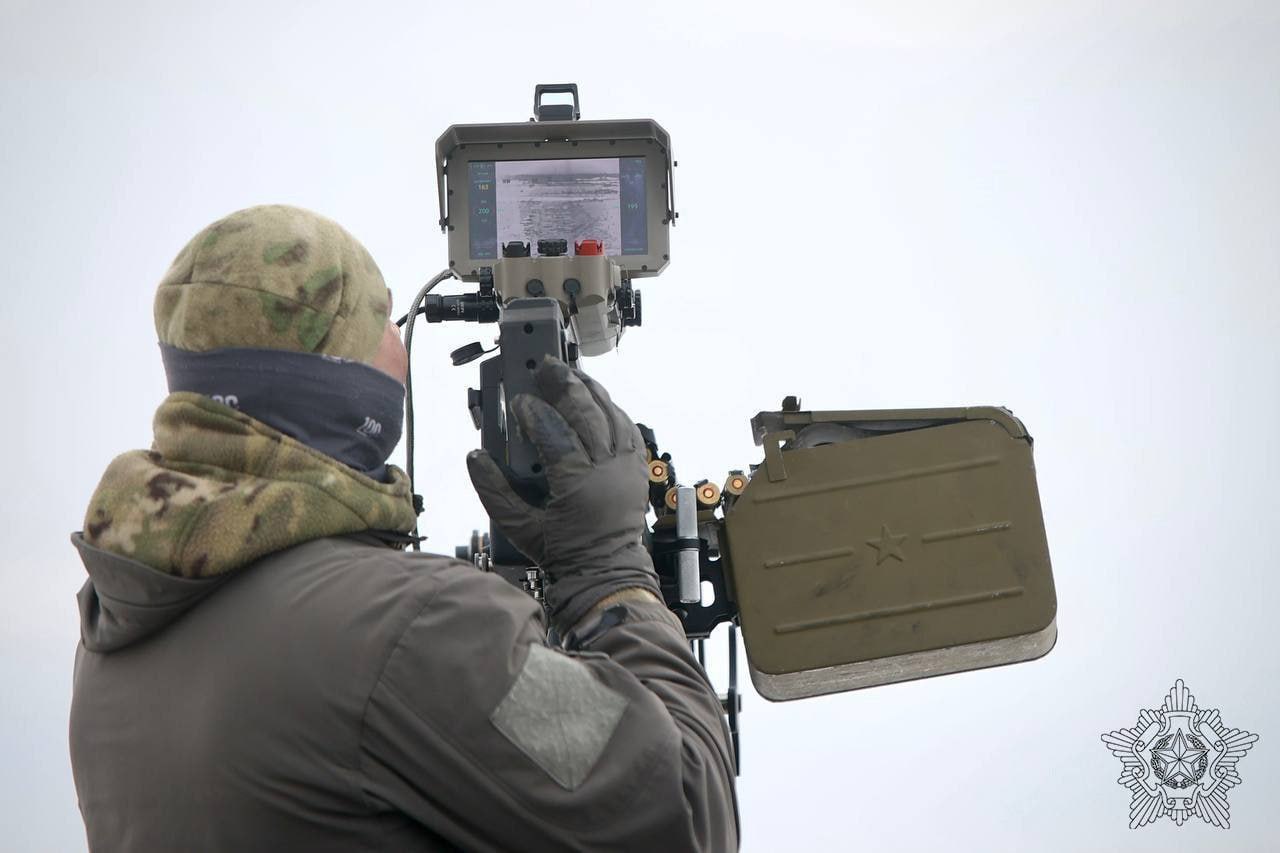 Испытания перехватчика дронов "Молот" и различных антидроновых турелей на одном из полигонов армии Белоруссии Испытания перехватчика дронов "Молот" и различных антидроновых турелей на одном из полигонов армии Белоруссии