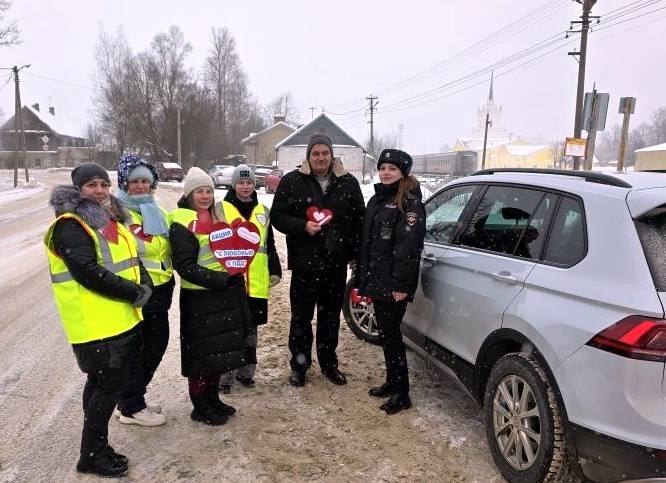 Акция «С ЛЮБОВЬЮ К ПДД». В преддверии Дня всех влюблённых, 14 февраля, «Родительский дорожный патруль» детского сада «Солнышко» в г. Дно Псковской области продолжил свою профилактическую работу Акция «С ЛЮБОВЬЮ К ПДД». В преддверии Дня всех влюблённых, 14 февраля, «Родительский дорожный патруль» детского сада «Солнышко» в г. Дно Псковской области продолжил свою профилактическую работу