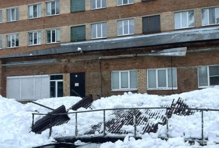 Мужчину насмерть засыпало снегом, который сошел с крыши отделения больницы в Тамбовской области