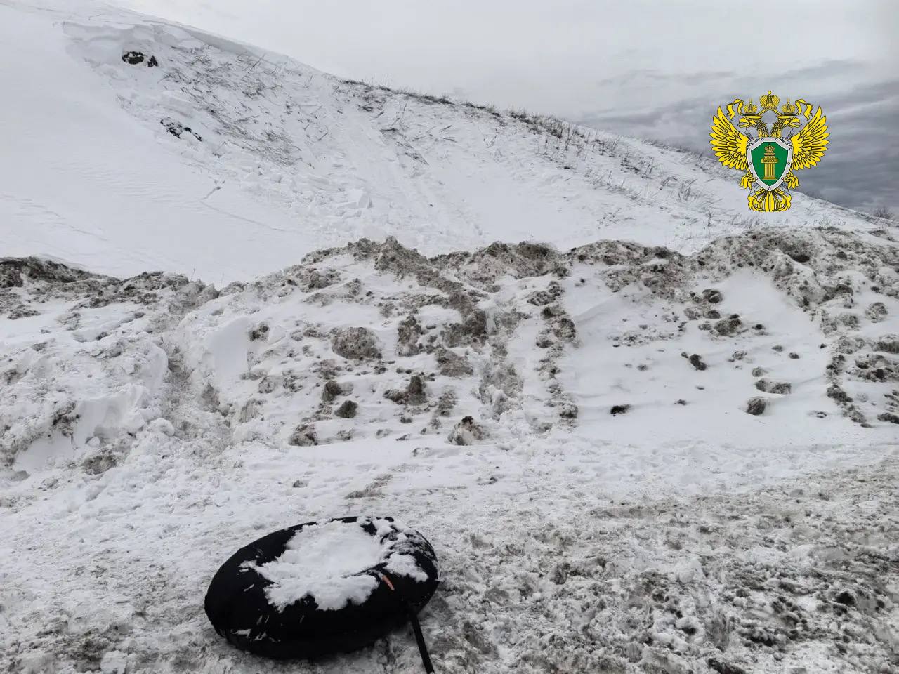 Детей накрыло снегом во время катания на тюбингах в Свердловской области