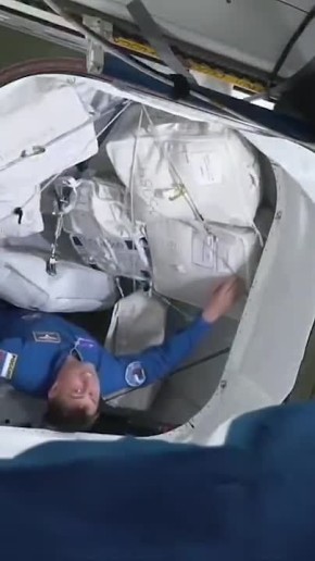 Экипаж космического корабля Crew Dragon, в состав которого входит космонавт «Роскосмоса» Федяев, перешел на борт МКС после успешной пристыковки