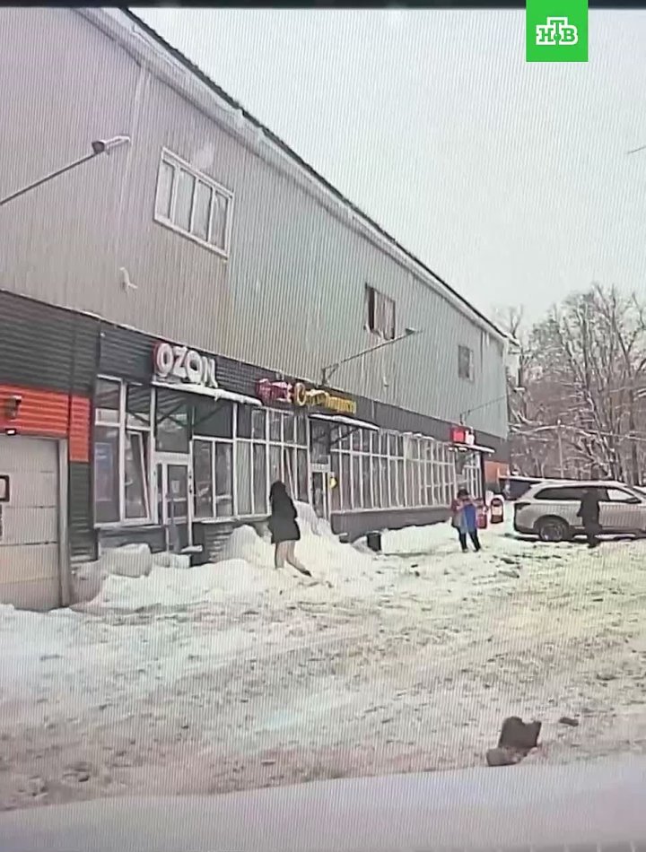 Глыба льда упала с крыши торгового центра на девушку в подмосковной Ивантеевке