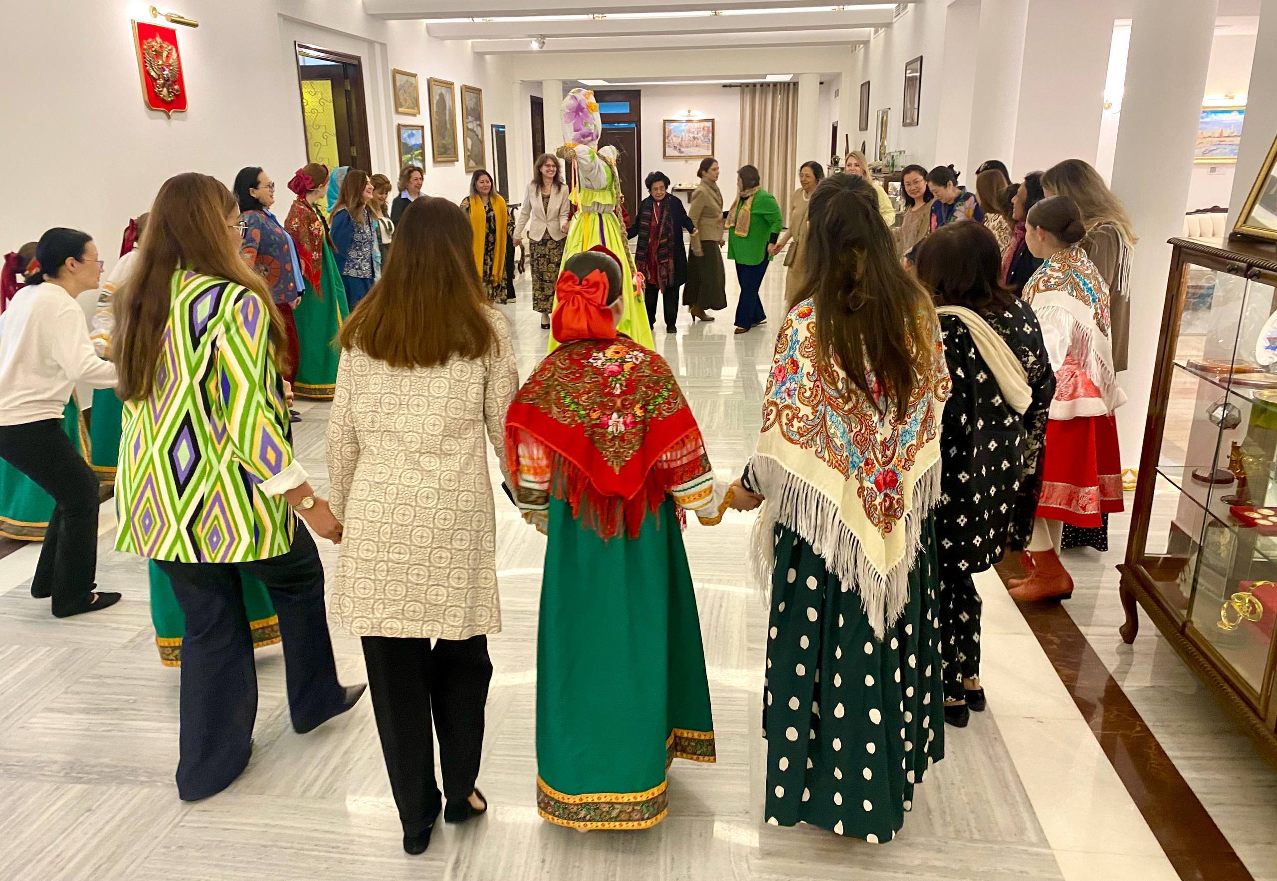 16 февраля в Посольстве России в Нью-Дели состоялась встреча Международного женского клуба, приуроченная к празднованию Масленицы — одного из самых ярких и любимых народных праздников России 16 февраля в Посольстве России в Нью-Дели состоялась встреча Международного женского клуба, приуроченная к празднованию Масленицы — одного из самых ярких и любимых народных праздников России