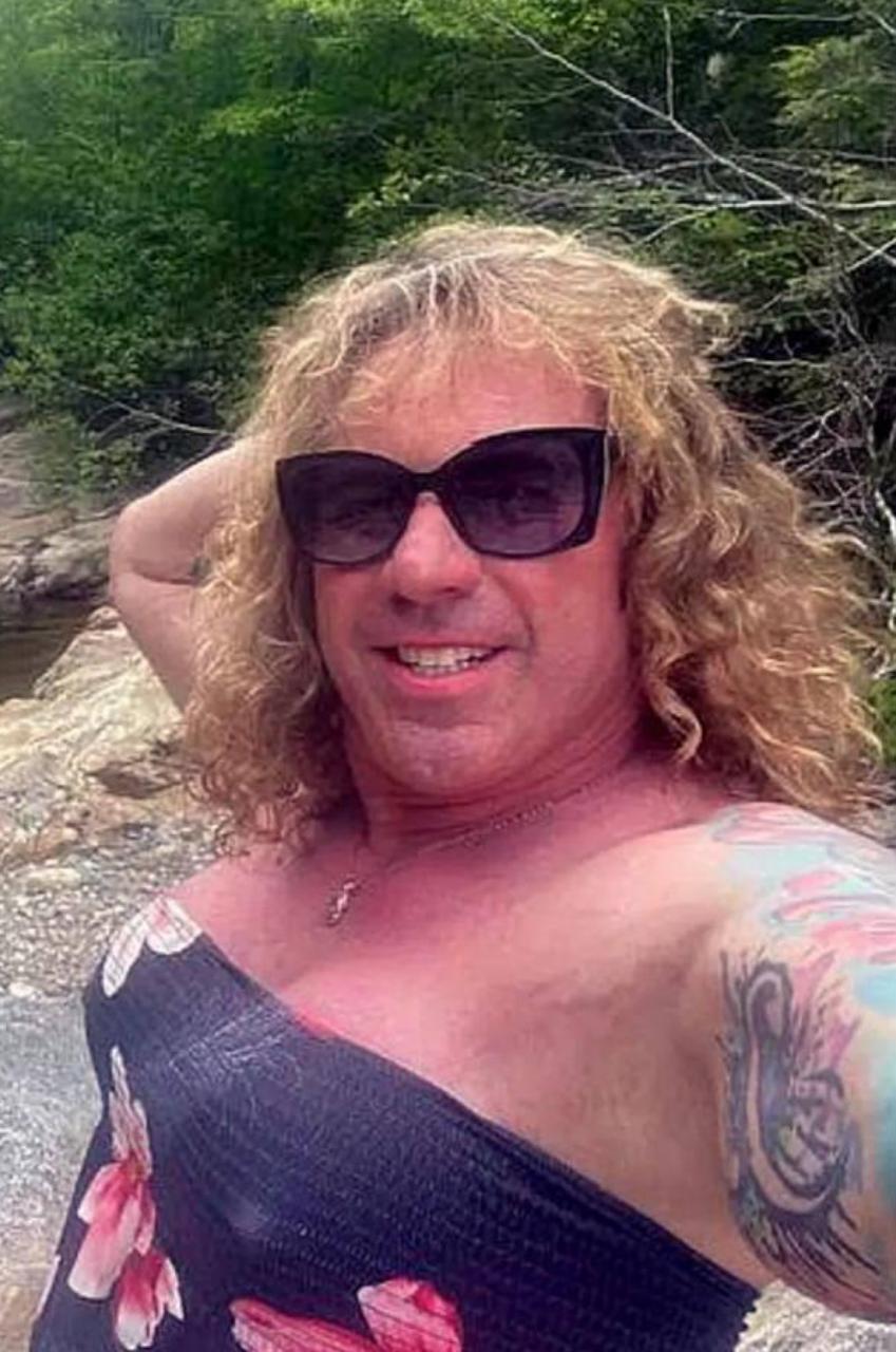 56-летний трансгендер устроил стрельбу на матче юношеских хоккейных команд в американском штате Род-Айленд 56-летний трансгендер устроил стрельбу на матче юношеских хоккейных команд в американском штате Род-Айленд