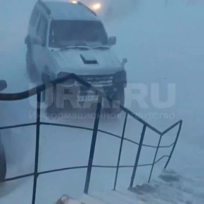 Метель сдувает людей с улиц и срывает крыши домов