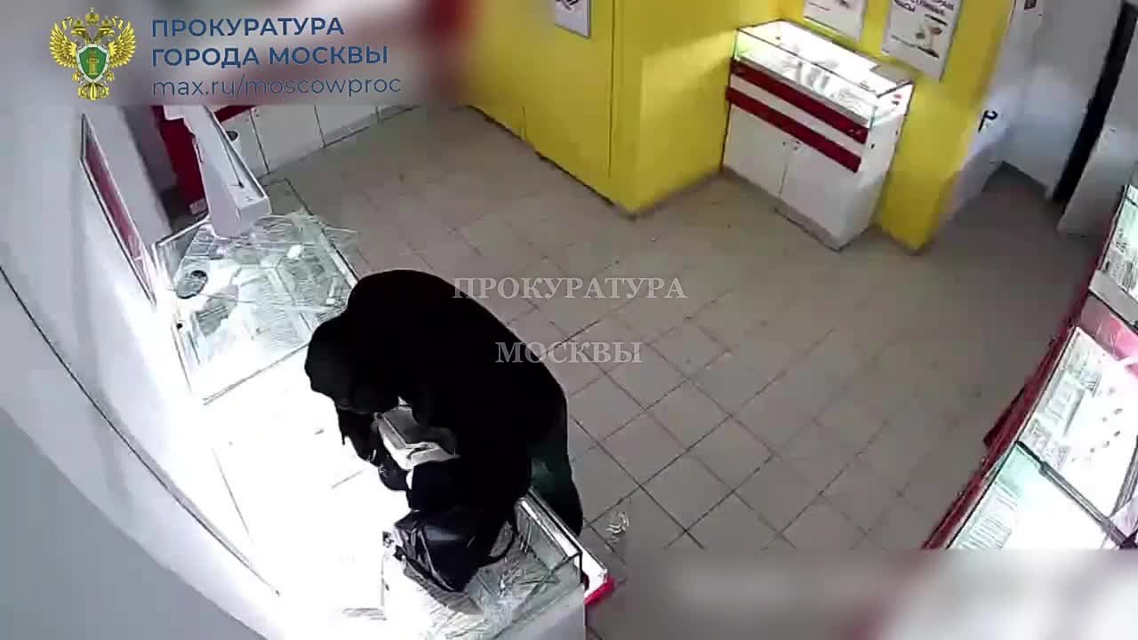 В Москве грабитель обчистил ювелирный салон на 1,8 млн рублей