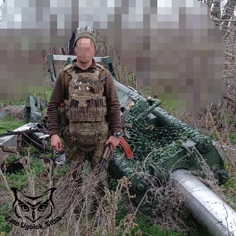 Затрофееный макет американской гаубицы М777 на захваченных украинских позициях