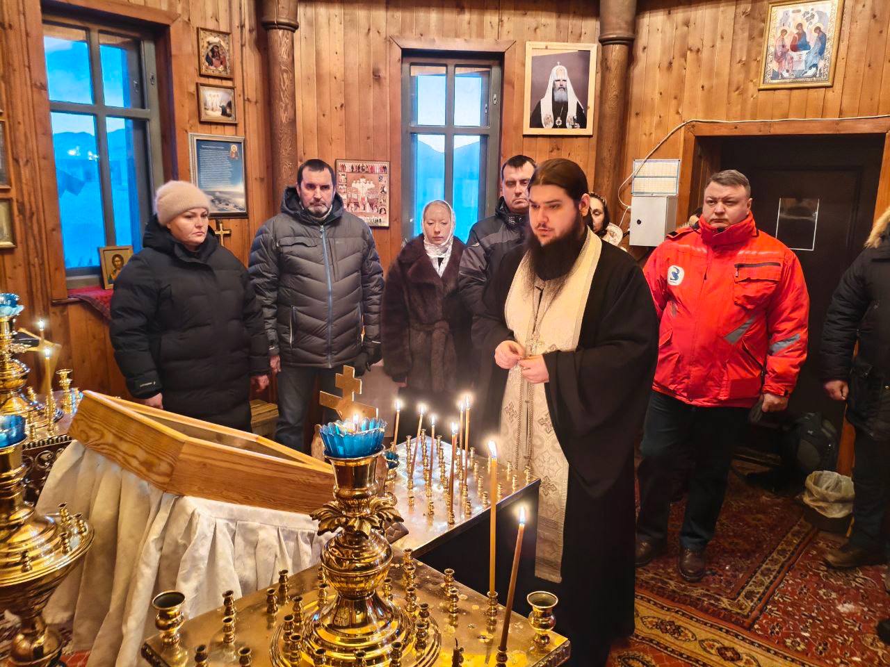 21 февраля в часовне в честь Образа Спаса Нерукотворного в поселке Баренцбург (архипелаг Шпицберген) была совершена заупокойная лития по погибшим в авиакатастрофе 1996 года 21 февраля в часовне в честь Образа Спаса Нерукотворного в поселке Баренцбург (архипелаг Шпицберген) была совершена заупокойная лития по погибшим в авиакатастрофе 1996 года