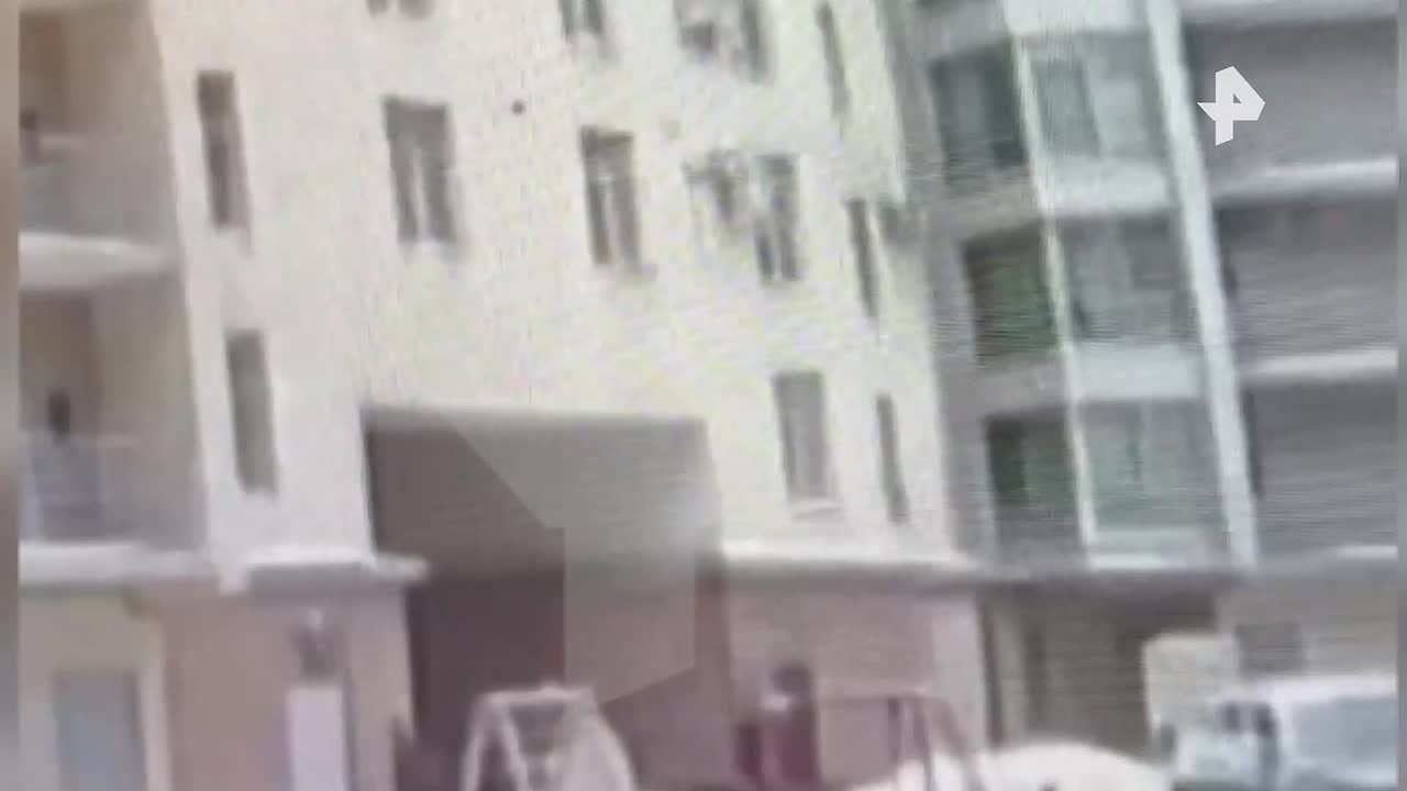 В Петербурге дворник поймал выпавшего с седьмого этажа мальчика