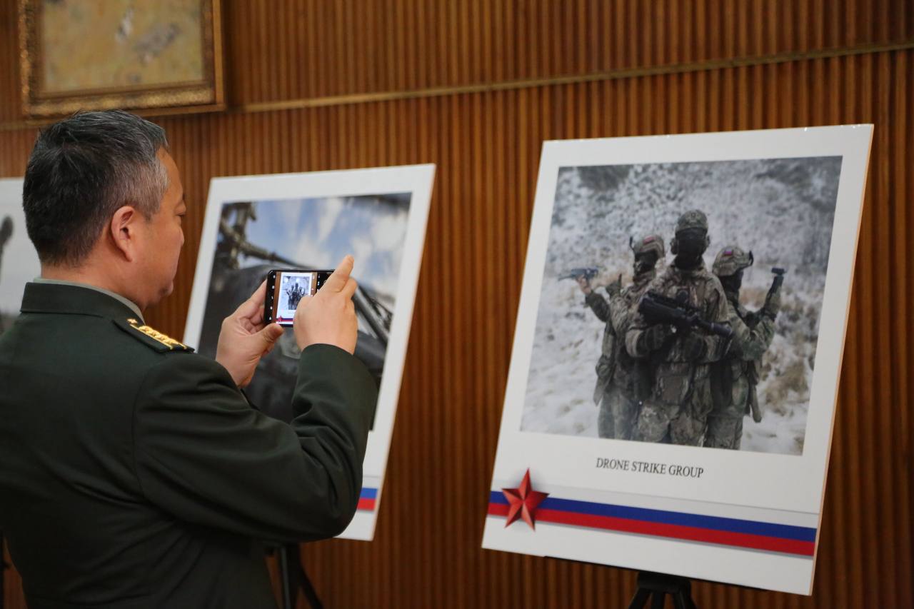 По случаю Дня защитника Отечества Посол России в Иране А.Ю.Дедов, военный атташе И.А.Соловьев и сотрудники российской дипмиссии возложили цветы к мемориалам защитникам Отечества на Русском кладбище в Тегеране и в летней... По случаю Дня защитника Отечества Посол России в Иране А.Ю.Дедов, военный атташе И.А.Соловьев и сотрудники российской дипмиссии возложили цветы к мемориалам защитникам Отечества на Русском кладбище в Тегеране и в летней...