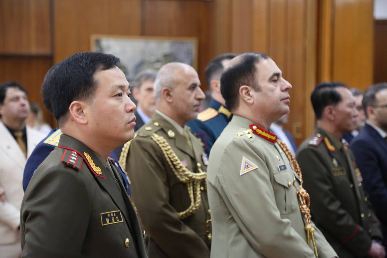 По случаю Дня защитника Отечества Посол России в Иране А.Ю.Дедов, военный атташе И.А.Соловьев и сотрудники российской дипмиссии возложили цветы к мемориалам защитникам Отечества на Русском кладбище в Тегеране и в летней... По случаю Дня защитника Отечества Посол России в Иране А.Ю.Дедов, военный атташе И.А.Соловьев и сотрудники российской дипмиссии возложили цветы к мемориалам защитникам Отечества на Русском кладбище в Тегеране и в летней...