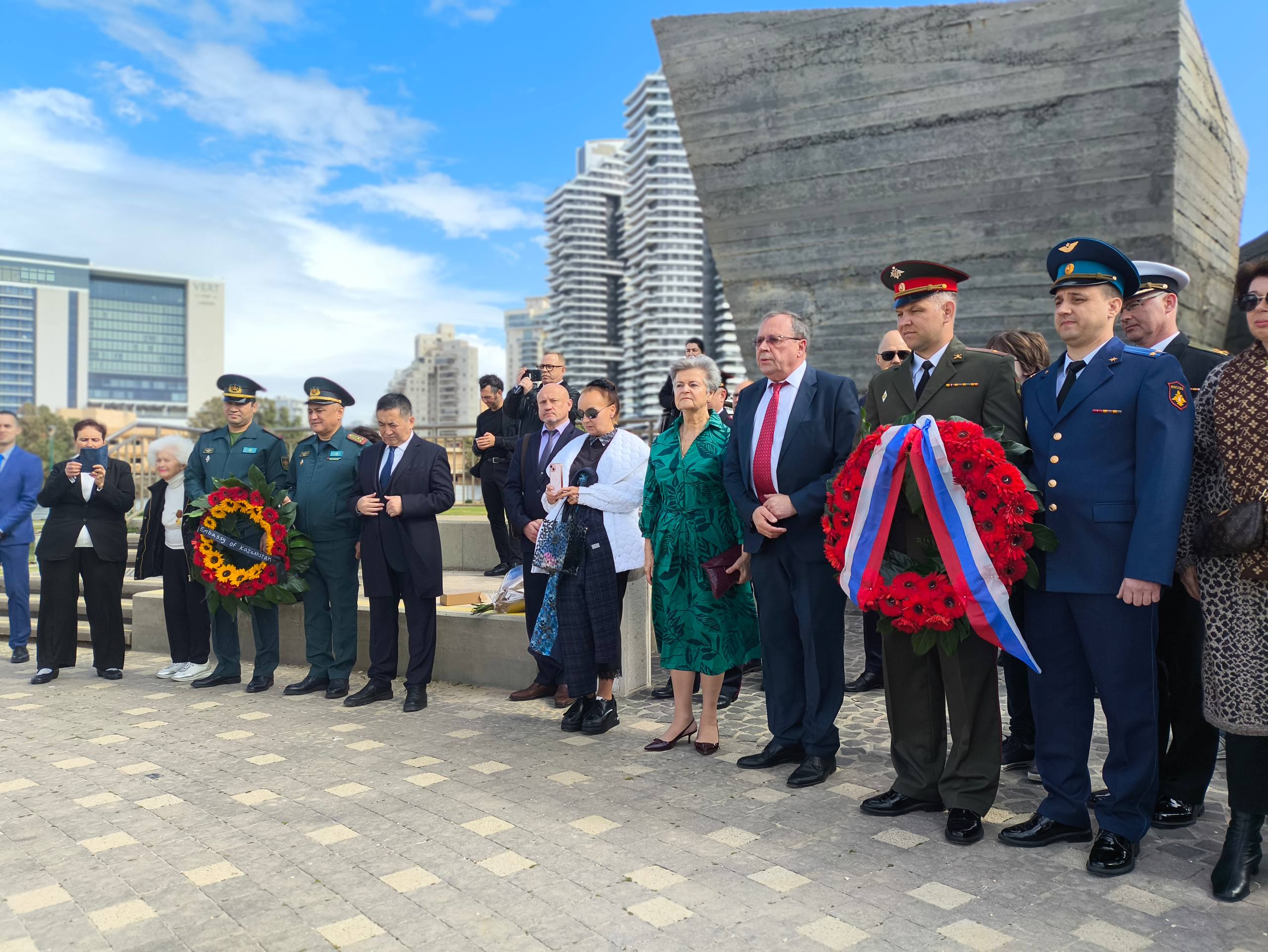 23 февраля по случаю Дня защитника Отечества Посол России в Израиле А.Д.Викторов принял участие в церемонии возложения цветов и венков к Монументу победы Красной армии над нацистской Германией в г. Нетании 23 февраля по случаю Дня защитника Отечества Посол России в Израиле А.Д.Викторов принял участие в церемонии возложения цветов и венков к Монументу победы Красной армии над нацистской Германией в г. Нетании