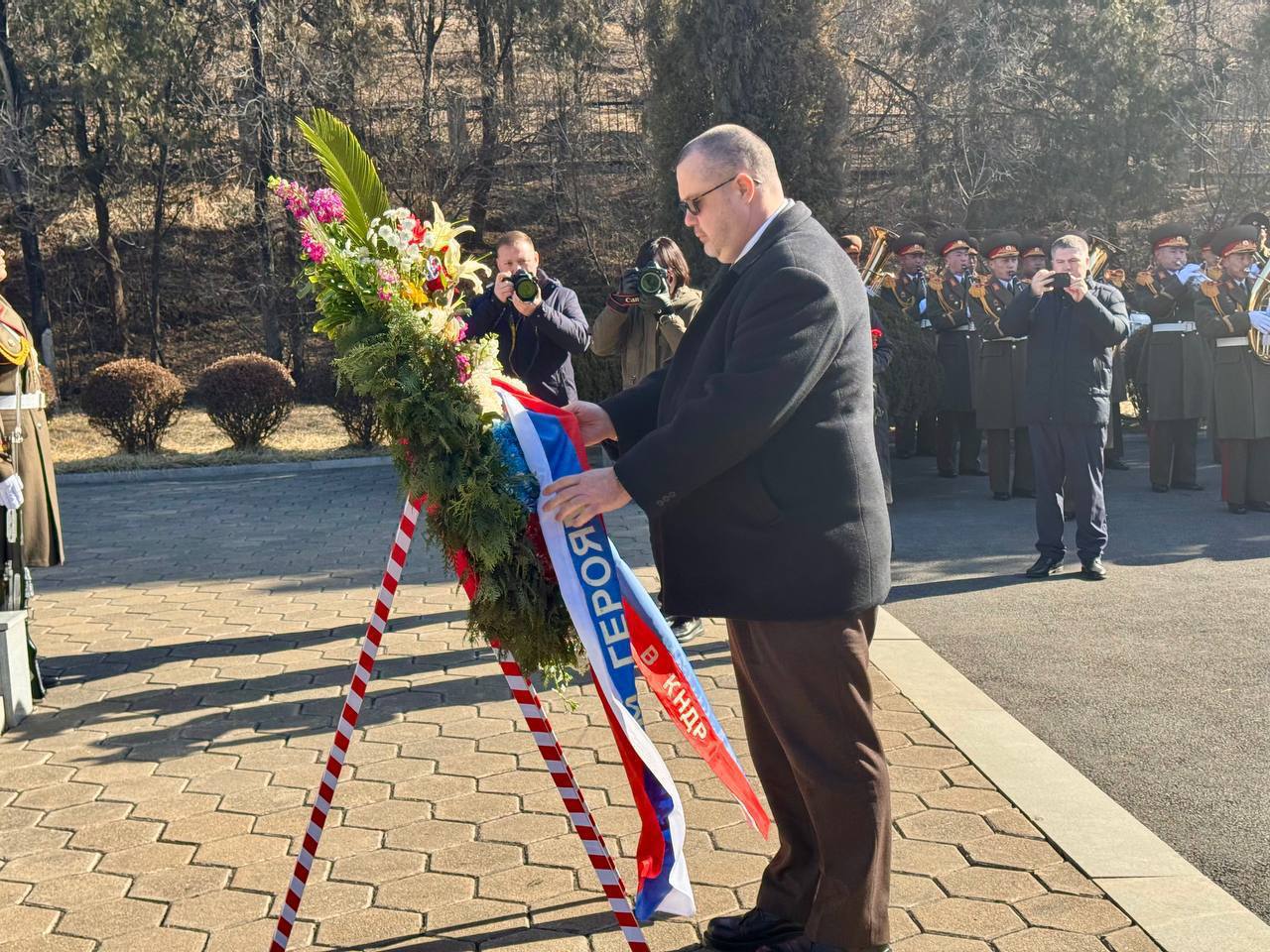 Посольство России в КНДР:. Сегодня, 23 февраля, по случаю Дня защитника Отечества Временный поверенный в делах России в КНДР В.В.Топеха, сотрудники российской дипмиссии, аппарата ВАТ и члены их семей вместе с представителями... Посольство России в КНДР:. Сегодня, 23 февраля, по случаю Дня защитника Отечества Временный поверенный в делах России в КНДР В.В.Топеха, сотрудники российской дипмиссии, аппарата ВАТ и члены их семей вместе с представителями...