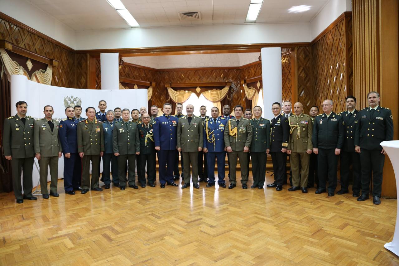 По случаю Дня защитника Отечества Посол России в Иране А.Ю.Дедов, военный атташе И.А.Соловьев и сотрудники российской дипмиссии возложили цветы к мемориалам защитникам Отечества на Русском кладбище в Тегеране и в летней... По случаю Дня защитника Отечества Посол России в Иране А.Ю.Дедов, военный атташе И.А.Соловьев и сотрудники российской дипмиссии возложили цветы к мемориалам защитникам Отечества на Русском кладбище в Тегеране и в летней...