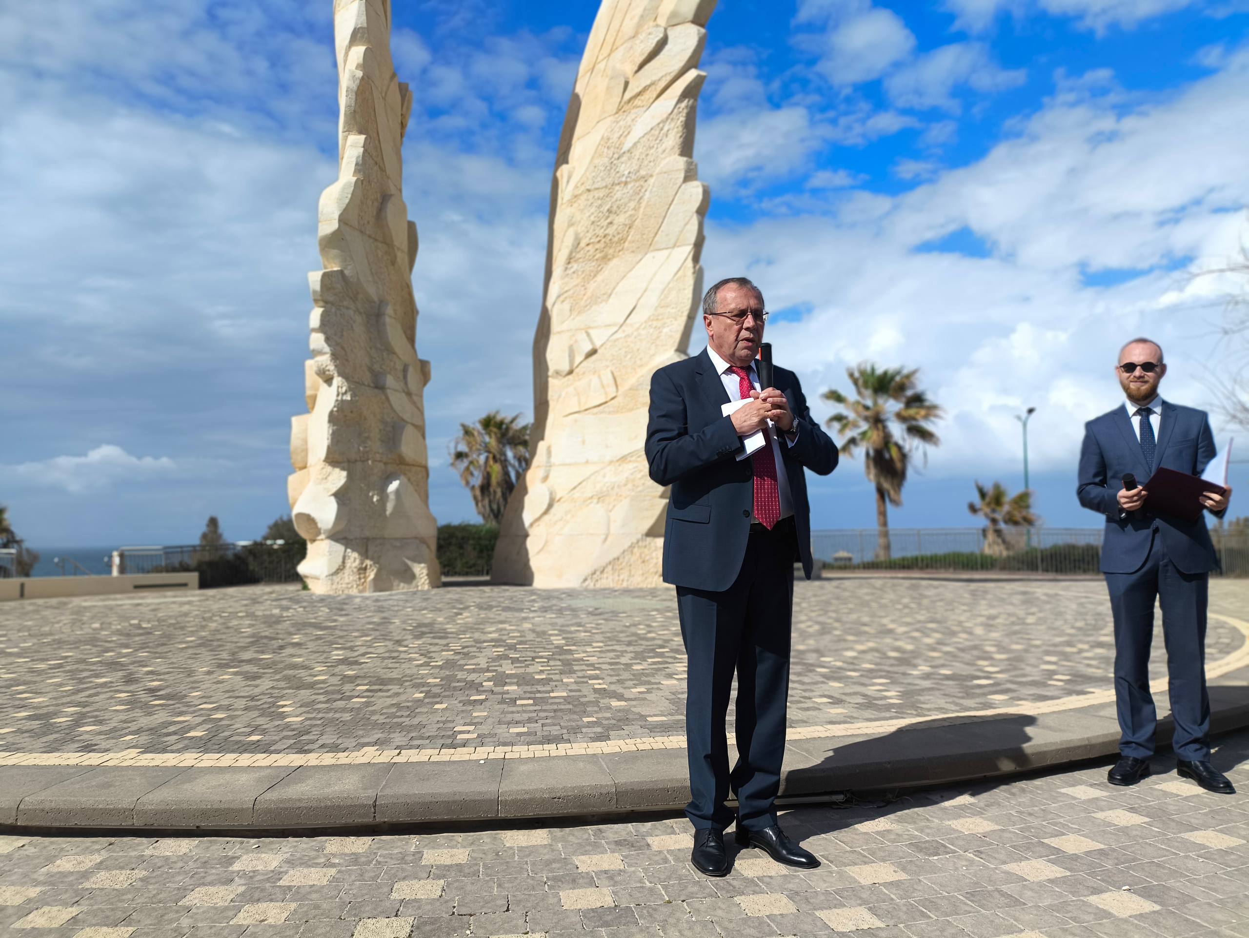 23 февраля по случаю Дня защитника Отечества Посол России в Израиле А.Д.Викторов принял участие в церемонии возложения цветов и венков к Монументу победы Красной армии над нацистской Германией в г. Нетании