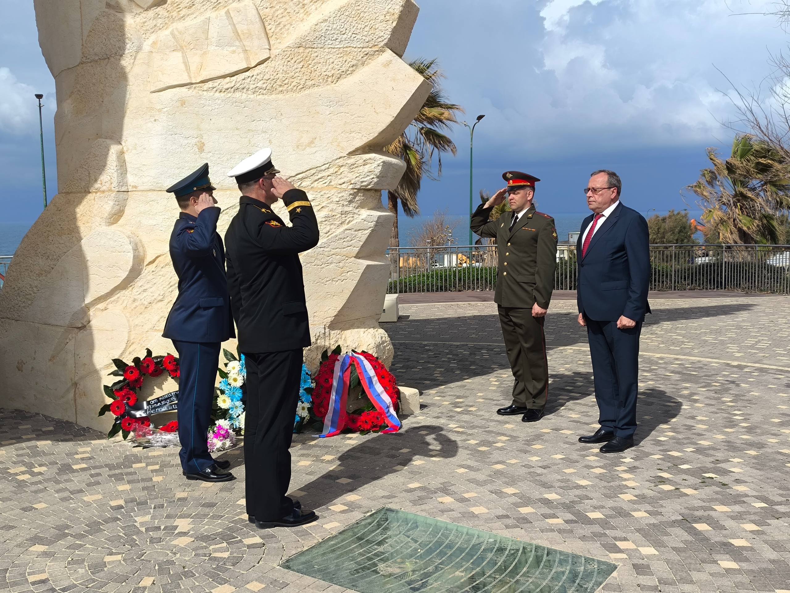 23 февраля по случаю Дня защитника Отечества Посол России в Израиле А.Д.Викторов принял участие в церемонии возложения цветов и венков к Монументу победы Красной армии над нацистской Германией в г. Нетании 23 февраля по случаю Дня защитника Отечества Посол России в Израиле А.Д.Викторов принял участие в церемонии возложения цветов и венков к Монументу победы Красной армии над нацистской Германией в г. Нетании