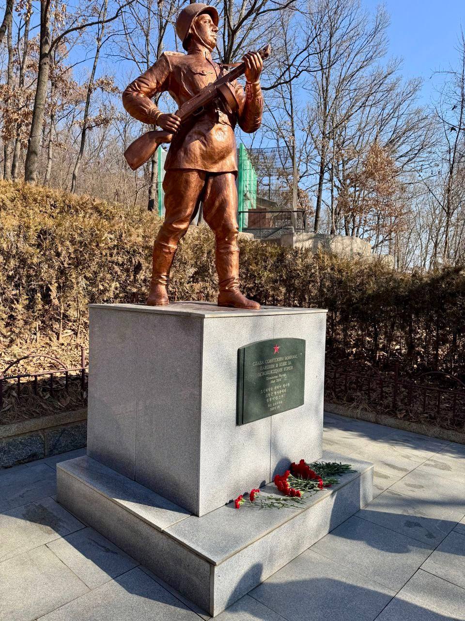 Посольство России в КНДР:. Сегодня, 23 февраля, по случаю Дня защитника Отечества Временный поверенный в делах России в КНДР В.В.Топеха, сотрудники российской дипмиссии, аппарата ВАТ и члены их семей вместе с представителями... Посольство России в КНДР:. Сегодня, 23 февраля, по случаю Дня защитника Отечества Временный поверенный в делах России в КНДР В.В.Топеха, сотрудники российской дипмиссии, аппарата ВАТ и члены их семей вместе с представителями...