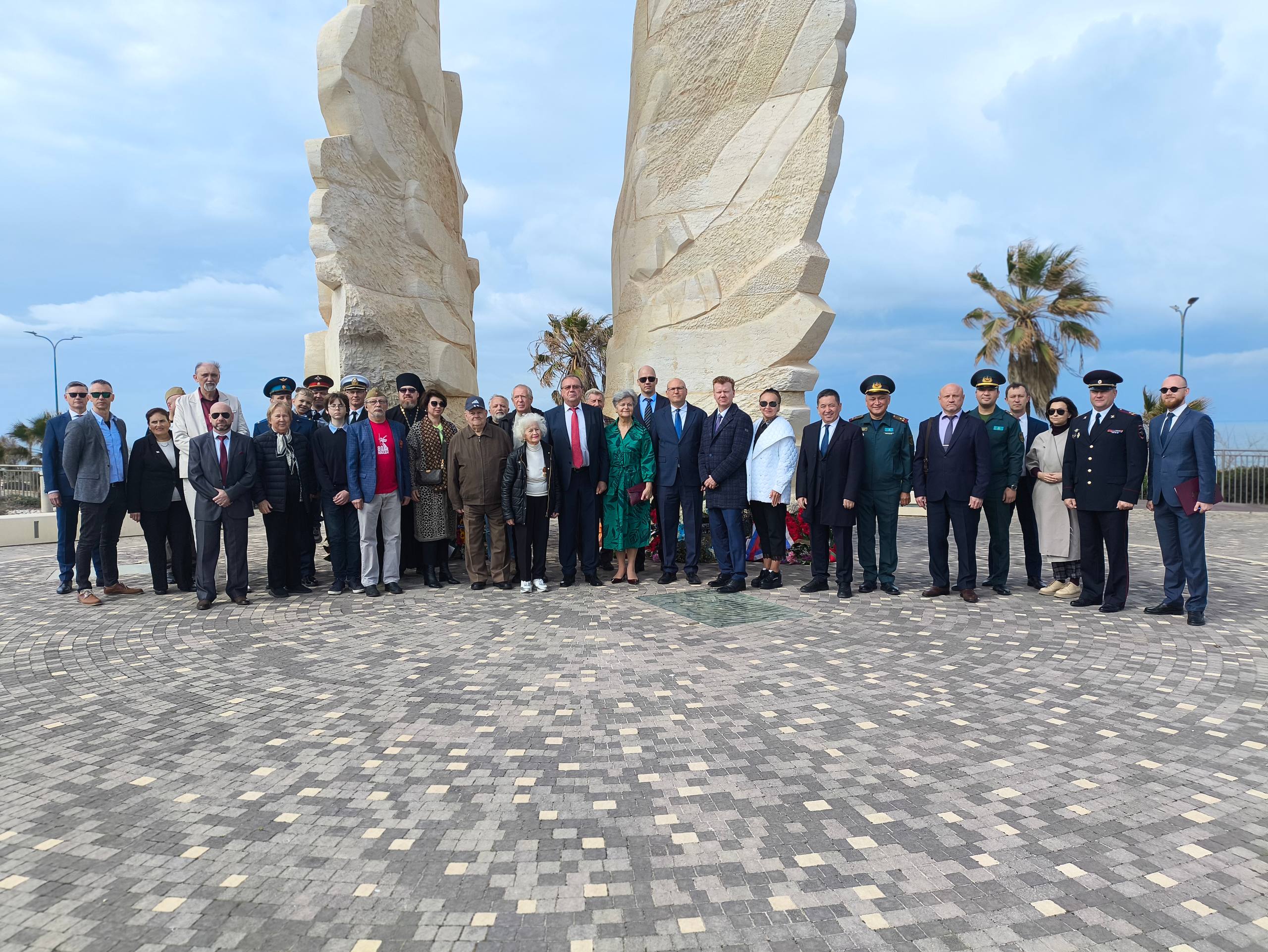 23 февраля по случаю Дня защитника Отечества Посол России в Израиле А.Д.Викторов принял участие в церемонии возложения цветов и венков к Монументу победы Красной армии над нацистской Германией в г. Нетании 23 февраля по случаю Дня защитника Отечества Посол России в Израиле А.Д.Викторов принял участие в церемонии возложения цветов и венков к Монументу победы Красной армии над нацистской Германией в г. Нетании