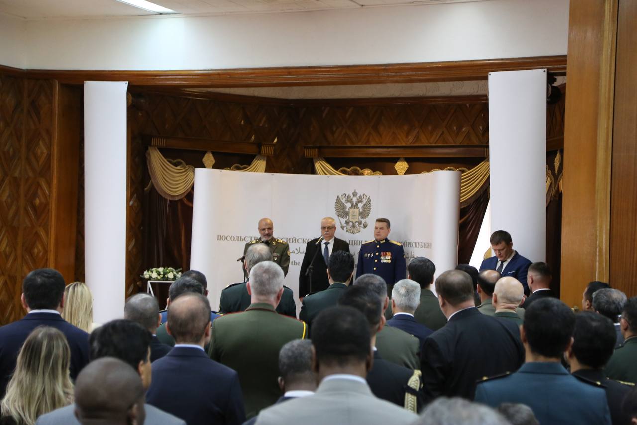 По случаю Дня защитника Отечества Посол России в Иране А.Ю.Дедов, военный атташе И.А.Соловьев и сотрудники российской дипмиссии возложили цветы к мемориалам защитникам Отечества на Русском кладбище в Тегеране и в летней... По случаю Дня защитника Отечества Посол России в Иране А.Ю.Дедов, военный атташе И.А.Соловьев и сотрудники российской дипмиссии возложили цветы к мемориалам защитникам Отечества на Русском кладбище в Тегеране и в летней...