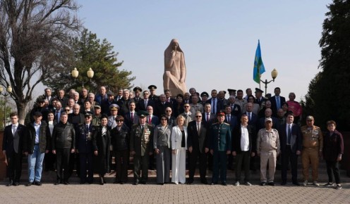 23 февраля в Ташкенте прошла традиционная патриотическая акция — возложение цветов к вечному огню на территории мемориального комплекса «Братские могилы»