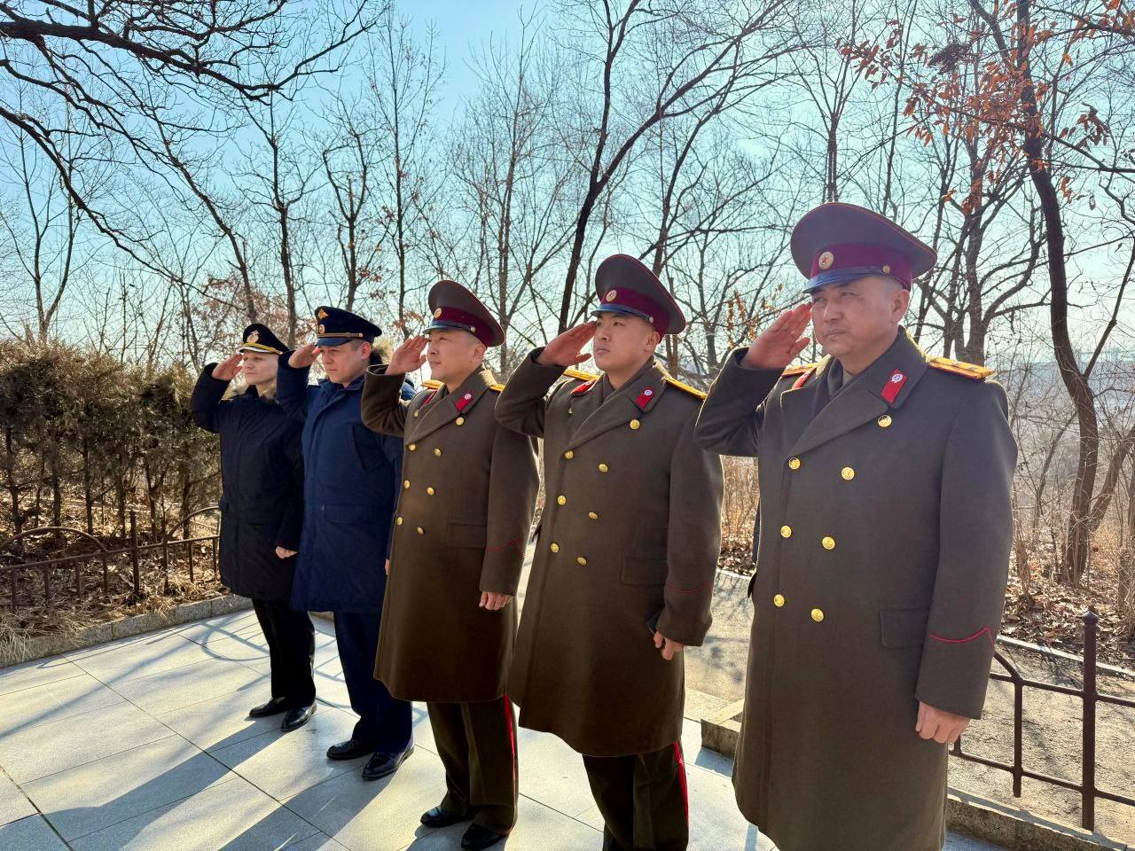 Посольство России в КНДР:. Сегодня, 23 февраля, по случаю Дня защитника Отечества Временный поверенный в делах России в КНДР В.В.Топеха, сотрудники российской дипмиссии, аппарата ВАТ и члены их семей вместе с представителями... Посольство России в КНДР:. Сегодня, 23 февраля, по случаю Дня защитника Отечества Временный поверенный в делах России в КНДР В.В.Топеха, сотрудники российской дипмиссии, аппарата ВАТ и члены их семей вместе с представителями...