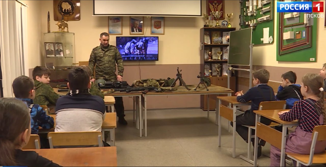 С работой Псковского отдела спецназначения "Зубр" познакомились третьеклассники Писковской школы С работой Псковского отдела спецназначения "Зубр" познакомились третьеклассники Писковской школы