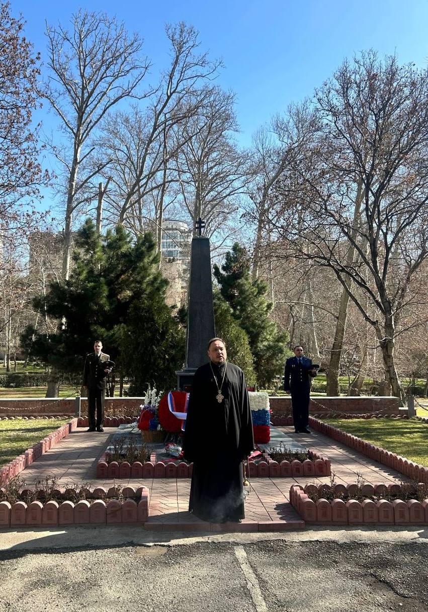 По случаю Дня защитника Отечества Посол России в Иране А.Ю.Дедов, военный атташе И.А.Соловьев и сотрудники российской дипмиссии возложили цветы к мемориалам защитникам Отечества на Русском кладбище в Тегеране и в летней... По случаю Дня защитника Отечества Посол России в Иране А.Ю.Дедов, военный атташе И.А.Соловьев и сотрудники российской дипмиссии возложили цветы к мемориалам защитникам Отечества на Русском кладбище в Тегеране и в летней...