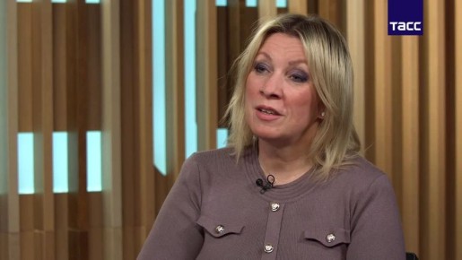 Мария Захарова в интервью ТАСС пожелала украинцам, отстаивающим связь с Россией, не слушать никакие "сладкие" заверения и не сдаваться