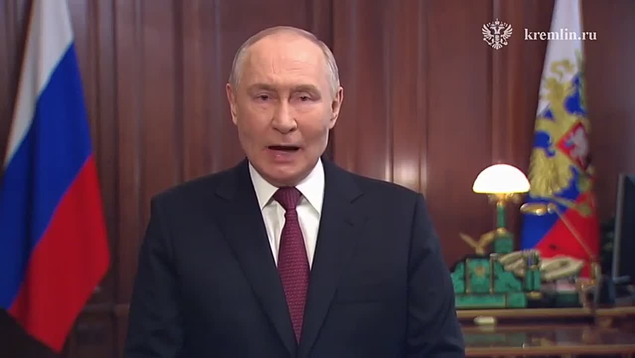 Владимир Путин поздравил россиян с Днём защитника Отечества