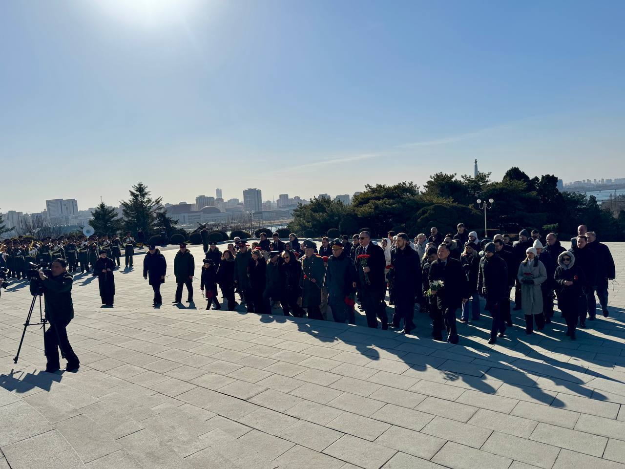 Посольство России в КНДР:. Сегодня, 23 февраля, по случаю Дня защитника Отечества Временный поверенный в делах России в КНДР В.В.Топеха, сотрудники российской дипмиссии, аппарата ВАТ и члены их семей вместе с представителями... Посольство России в КНДР:. Сегодня, 23 февраля, по случаю Дня защитника Отечества Временный поверенный в делах России в КНДР В.В.Топеха, сотрудники российской дипмиссии, аппарата ВАТ и члены их семей вместе с представителями...