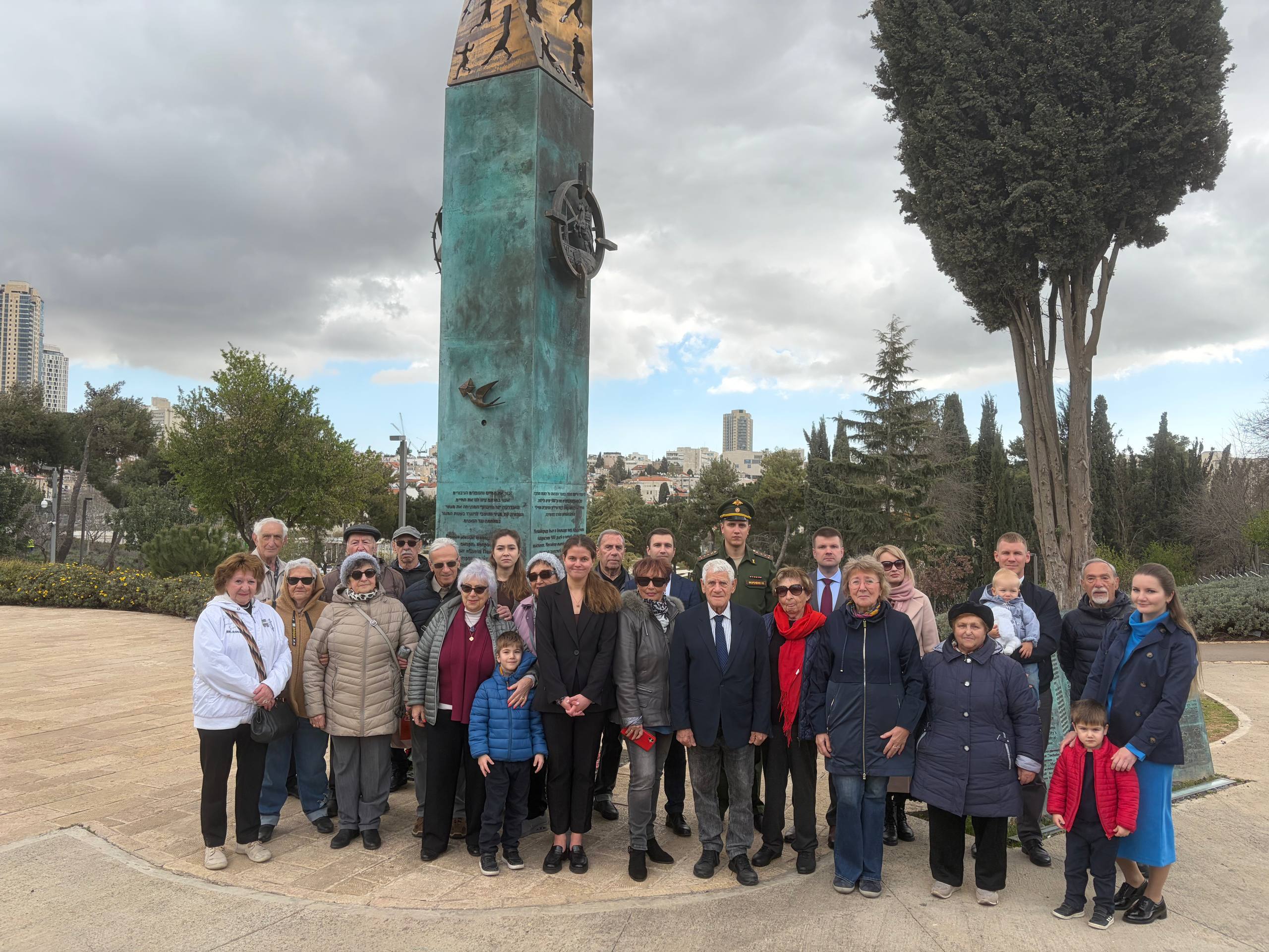 23 февраля по случаю Дня защитника Отечества Посол России в Израиле А.Д.Викторов принял участие в церемонии возложения цветов и венков к Монументу победы Красной армии над нацистской Германией в г. Нетании 23 февраля по случаю Дня защитника Отечества Посол России в Израиле А.Д.Викторов принял участие в церемонии возложения цветов и венков к Монументу победы Красной армии над нацистской Германией в г. Нетании