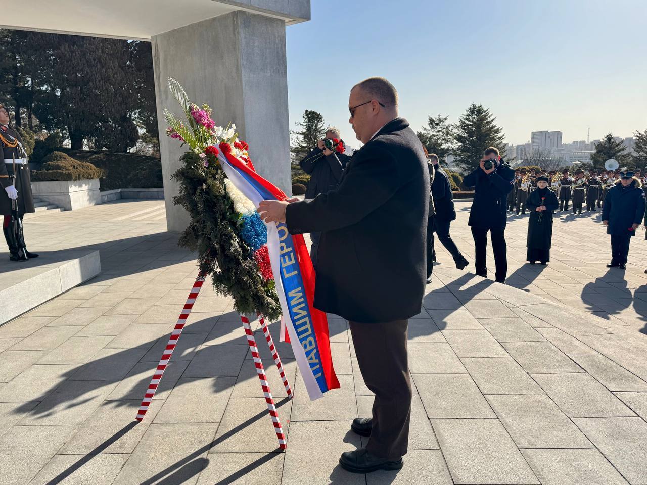 Посольство России в КНДР:. Сегодня, 23 февраля, по случаю Дня защитника Отечества Временный поверенный в делах России в КНДР В.В.Топеха, сотрудники российской дипмиссии, аппарата ВАТ и члены их семей вместе с представителями... Посольство России в КНДР:. Сегодня, 23 февраля, по случаю Дня защитника Отечества Временный поверенный в делах России в КНДР В.В.Топеха, сотрудники российской дипмиссии, аппарата ВАТ и члены их семей вместе с представителями...