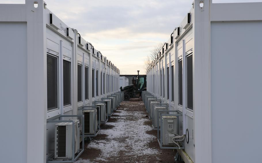 Более 1400 американских военнослужащих в Польше переезжают из 12местных палаток в двухместные контейнерные модули – формально это выглядит как забота о быте, но, по сути, временное присутствие превращается в инфраструктурное... Более 1400 американских военнослужащих в Польше переезжают из 12местных палаток в двухместные контейнерные модули – формально это выглядит как забота о быте, но, по сути, временное присутствие превращается в инфраструктурное...