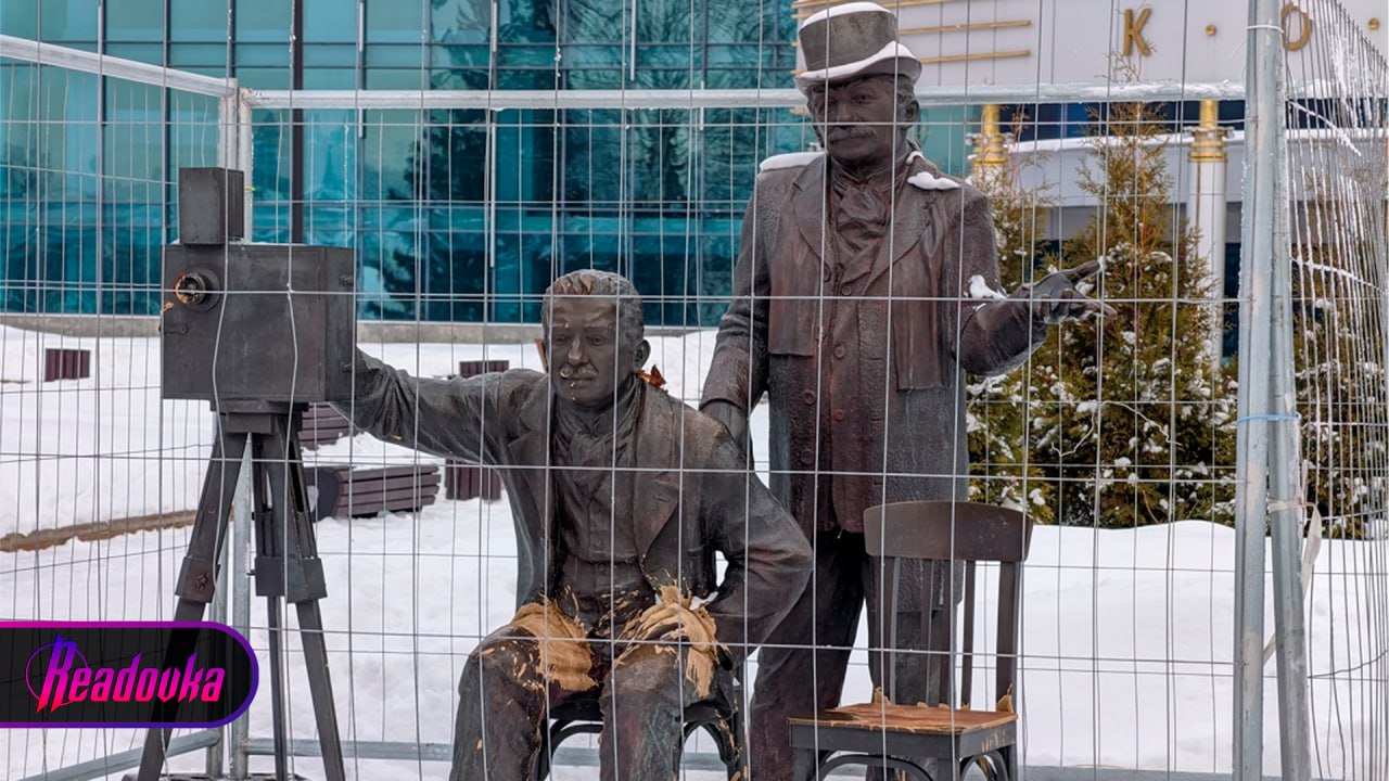 Памятник братьям Люмьер в Екатеринбурге снова подвергся атаке вандалов — на этот раз его облили нечистотами