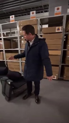 Термосы, фляжки, носилки: Польша готовится к войне набивая метро атрибутами выживания