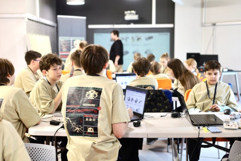 33 команды школьников соревнуются в хакатоне «Протворить: испытай робота» 33 команды школьников соревнуются в хакатоне «Протворить: испытай робота»